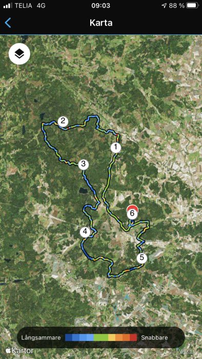 Satellitbild av terräng med markerad vandringsled och numrerade intressepunkter. Färgkod visar hastighet längs stigen.