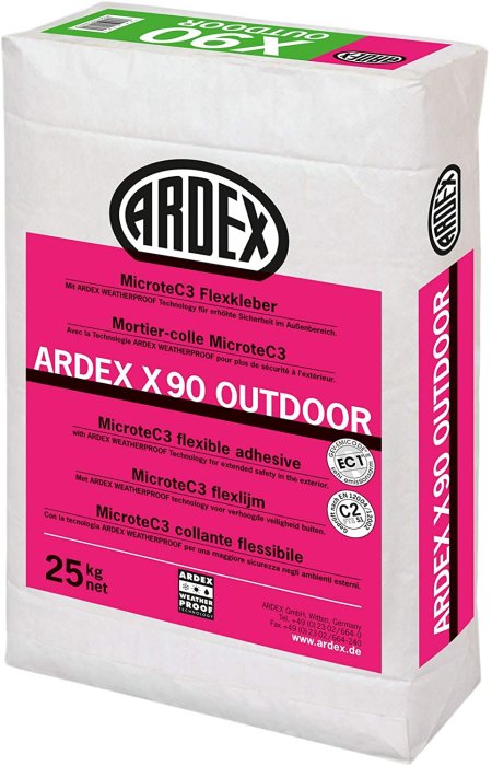 Säck med ARDEX X90 OUTDOOR flexibel fästmassa för utomhusbruk, 25 kg.