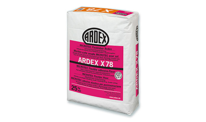 Förpackning av ARDEX X78, en flexibel fixmassa för golv, på vit bakgrund.