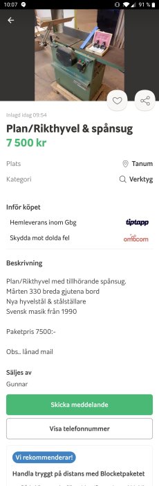 En planhyvel och en spånsug i en verkstad med tillbehör på arbetsbord, skyltad för försäljning.