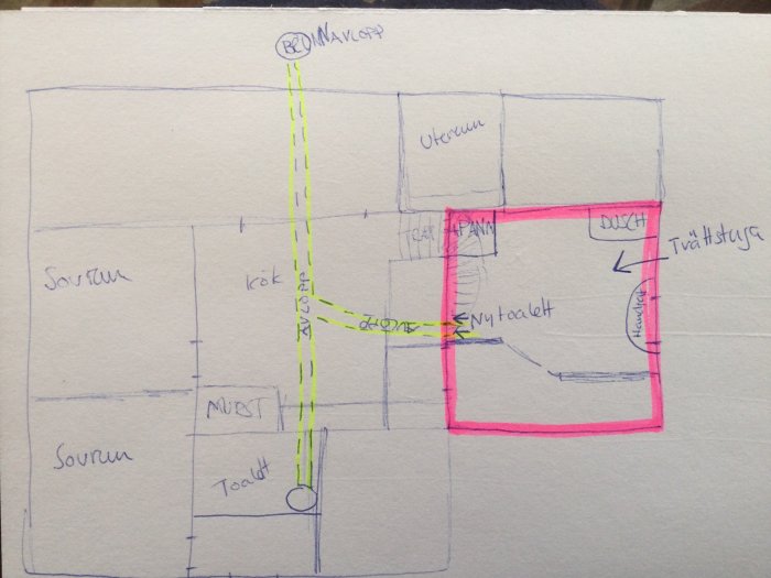 Handritad skiss över ett hus med markerade rördragningar och planerad plats för ny toalett i tvättstuga.