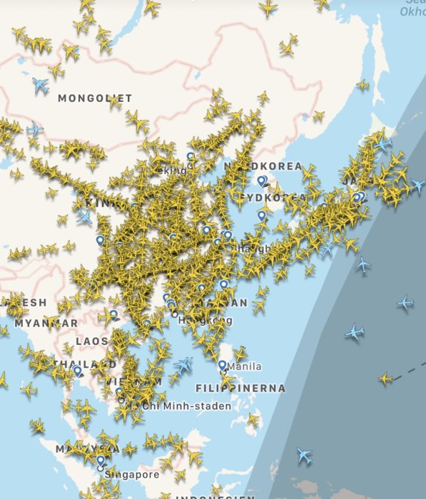 En skärmavbild från Flightradar24 som visar många flygplan över Asien, framhäver trängsel i luften.