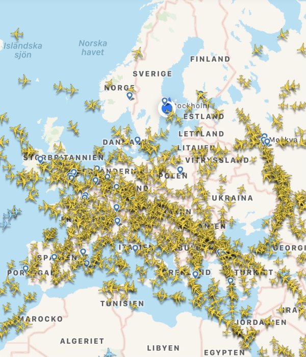 Skärmdump av Flightradar24 som visar många flygplansikoner över Europa, symboliserande intensiv flygtrafik.