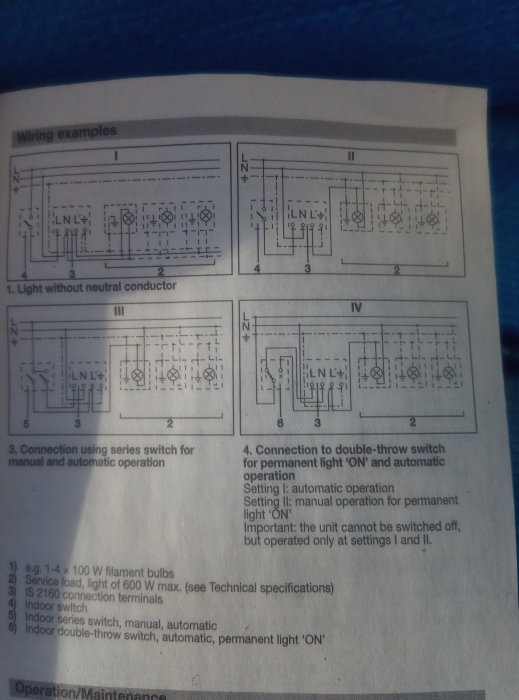 En hand håller ett diagramblad som visar olika kopplingsscheman för belysning, inklusive textbeskrivningar av inställningar.