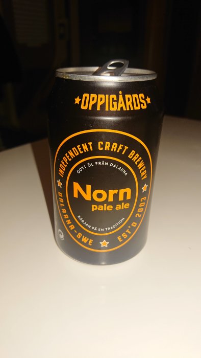 En Oppigårds bryggeri ölburk på bord, Norn Pale Ale, från Dalarna, Sverige.