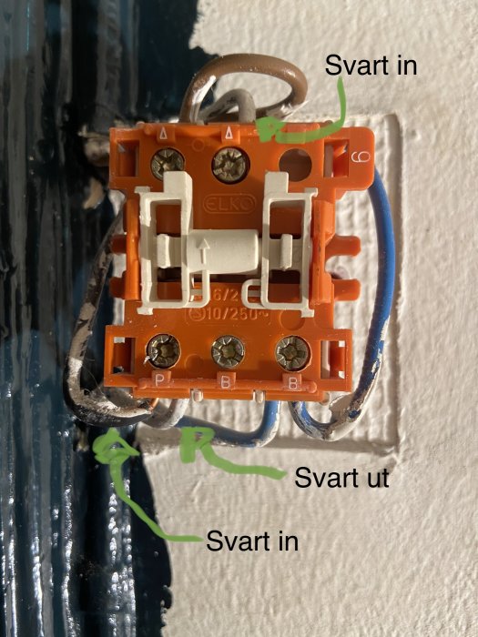 Gammal Elko strömbrytare med märkning av svarta kablar och en blå kabel, innan installation av Renova.