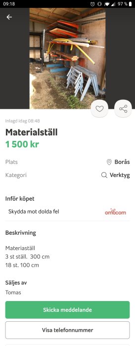 Försäljningsannons för tre begagnade materialställ i metall, belägna under ett tak utomhus, omgivna av byggmaterial.