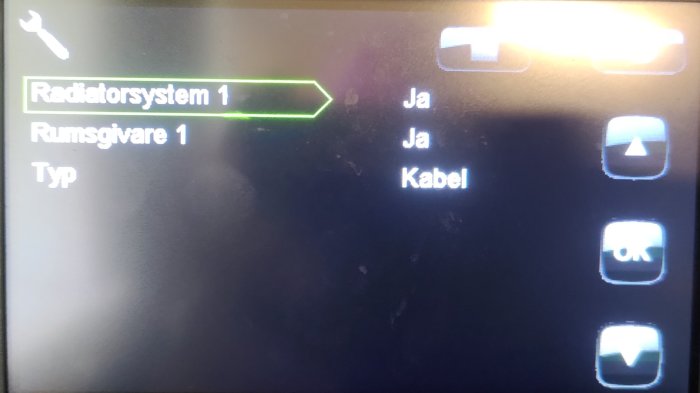 Digital display med menyalternativ för radiatorsystem och rumsgivare, samt val för typ av anslutning.