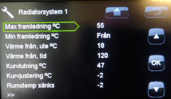 Digital termostatpanel för radiatorsystem som visar värden och inställningar såsom max framledningstemperatur.