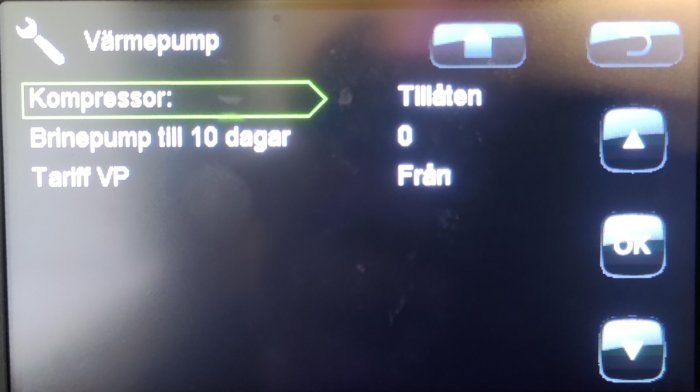 Display för värmepump med menyval: kompressor, brinepumpens drifttid och tariffinställningar.