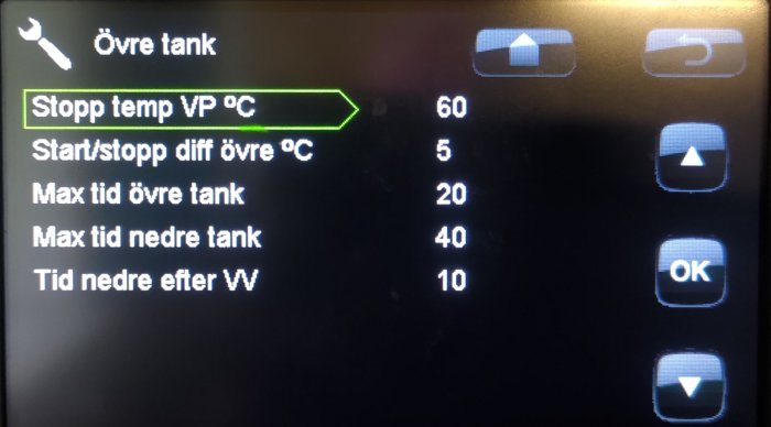 Digital kontrollpanel för värmesystem med inställningsval för övre tanktemperatur och tidsintervaller.