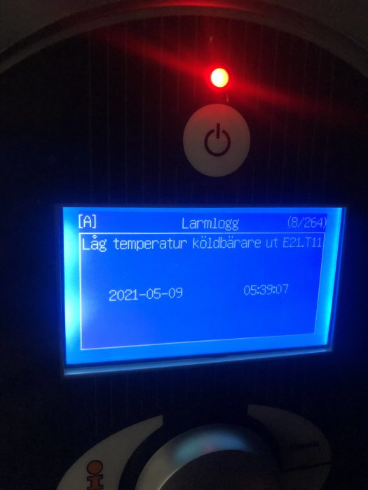 Digital display av värmepumps larmlogg med felkod E21.T11 och datumstämpel.