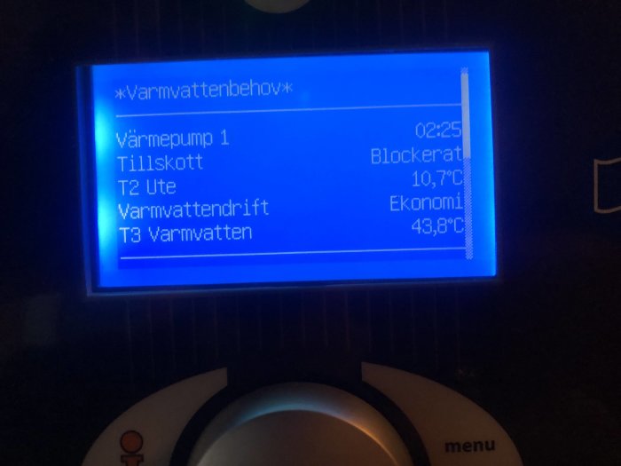 Digital display på en värmepump med temperaturvärden och statusmeddelanden.