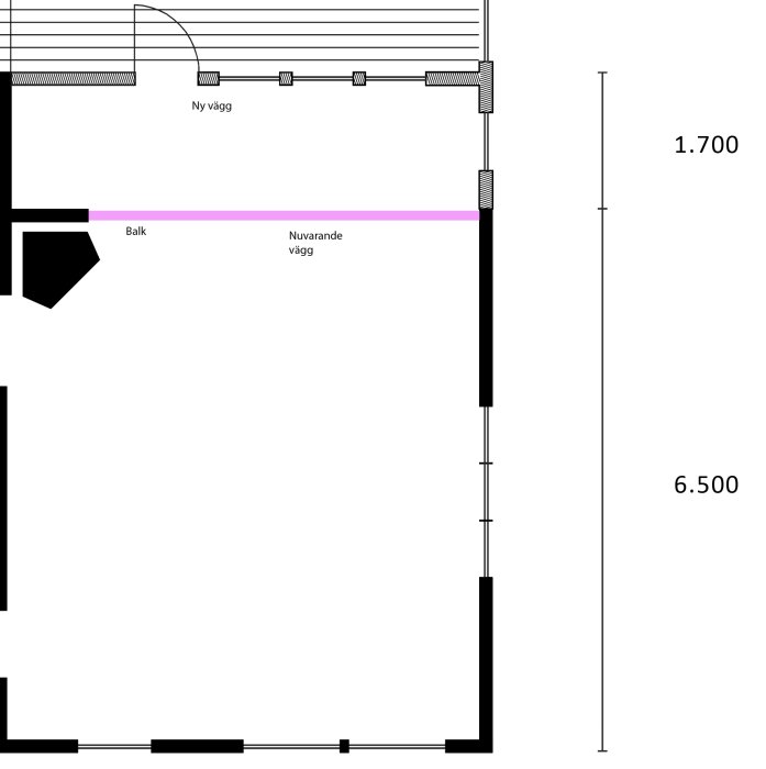 Ritning som visar planlösning med en föreslagen balk i lila där den nuvarande väggen är markerad, angivna mått för ombyggnad.