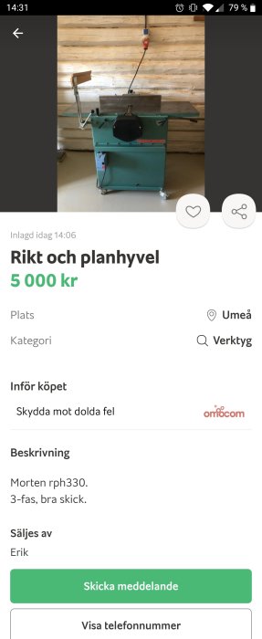 Rikt och planhyvel i grönt med träbearbetningsfunktioner, placerad i en verkstad mot trävägg.