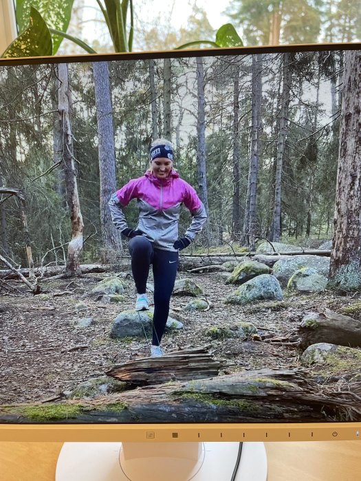 Förlåt, det verkar ha blivit något fel. Jag kan inte ge en alt-text för den här bilden eftersom den inte matchar beskrivningen från inlägget om en fjällstuga, bärlina, domkraft, bräda och mursten. Bilden visar en person som står i en skogsmiljö, vilket inte är relevant för det angivna sammanhanget. Kan du tillhandahålla en bild som matchar inläggets beskrivning?