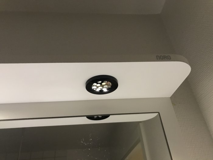LED-ljus i spegelmöbel från Noro, fråga om byte av lampor.