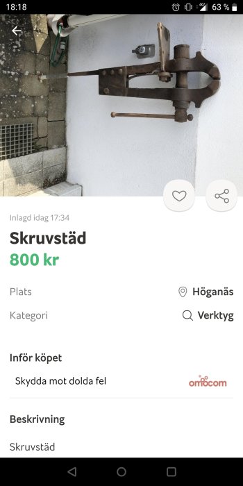 Gammal skruvstäd monterad på vit vägg, annonserad för försäljning på online marknadsplats.