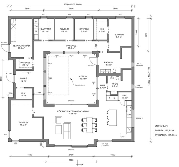 Ritning av ett enfamiljshus entréplan med mått, visar placering av skjutpartier och fönster runt ett atrium.