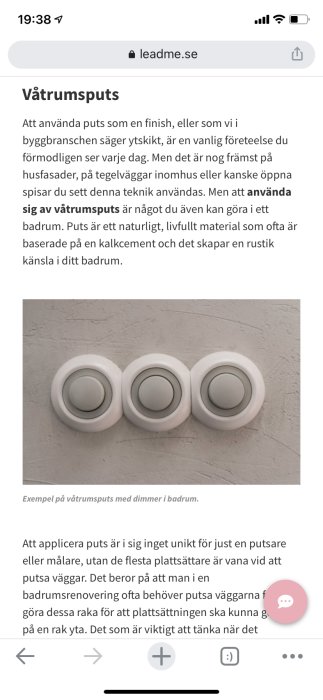 Vägg med våtrumsputs och tre infällda vita dimmerknappar i ett badrum.