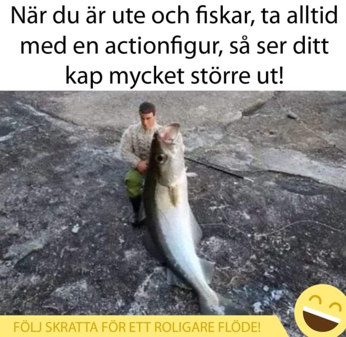 Optisk illusion av en actionfigur som ser ut att hålla en enorm fisk på en klippstrand med text som skämtsamt instruerar hur man får fiskar att se större ut.