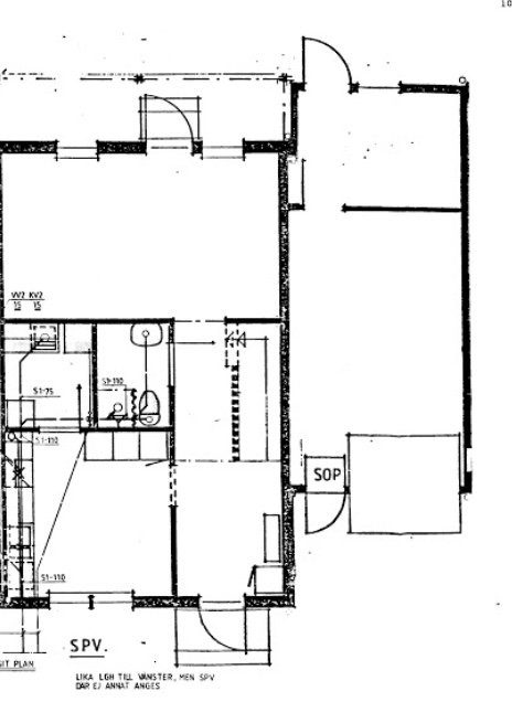 Ritning av en husplan med potentiellt område för ny innerdörr mellan hus och angränsande förråd.