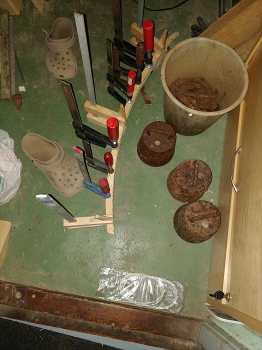 Trädelar i en skruvstycke på en verkstadsbänk, delar till en framtida gunghäst.