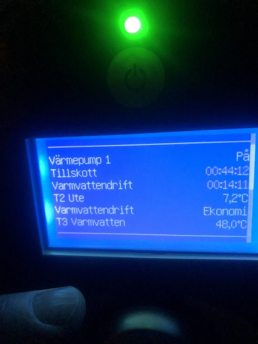 Digital display på en värmepump som visar driftdatatid och temperaturer för vatten och ute.