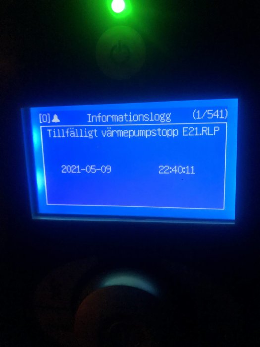 Display på värmepump med felmeddelande "Tillfälligt värmepumpsstopp E21.RLP" och datum, tid.