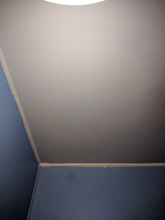 Rivningsstart i hemprojekt: tak och väggmöte med synlig ledning.