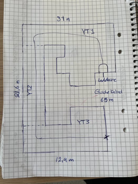 Handritad skiss av trädgård med mått och guidekabelns längd noterad som 65 meter.