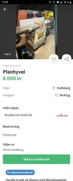 Begagnad planhyvel i ett garage, vita brädor på maskinen indikerar användning, belysning och omgivning suddig.