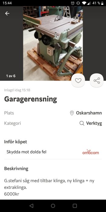 Industriell bordsåg med tiltbar klinga på pall i verkstadsmiljö.