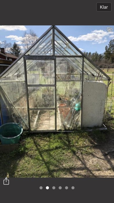 Äldre modell av växthus med okänt märke och speciella hörnbeslag, saknar delar.