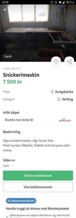 Snickerimaskin i ett verkstadsrum, suddig bild med fokus på bakgrundsfönster.