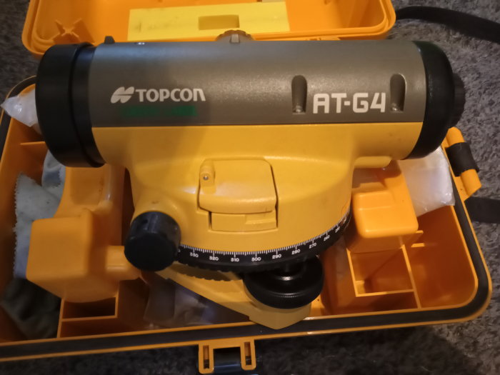 Topcon AT-G4 avvägningsinstrument i bärväska utan stativ, föreslaget pris 500 kr.