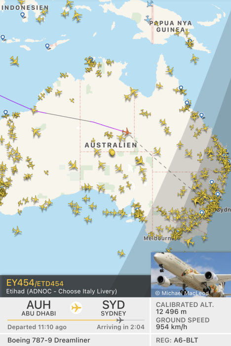 Flygspårningskarta som visar många flygplan i luften över Australien.