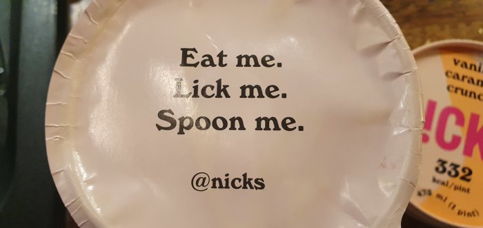 Glasslock med humoristiska instruktioner "Eat me. Lick me. Spoon me." och en användarhandtag "@nicks".