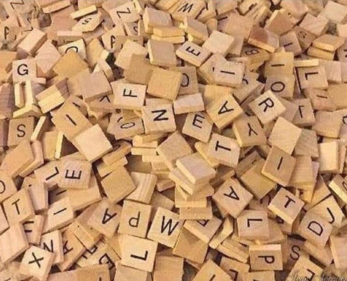 En hög med träbitar från ett IKEA-set, varje bit har en bokstav, liknande Scrabble-spelbrickor.