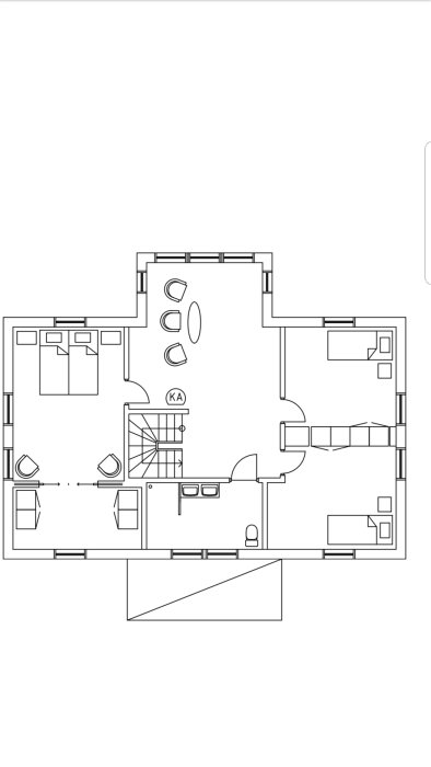 Arkitektritning av en enplansvilla med beteckning av olika rum och möblering.