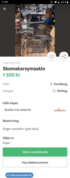 Vintage Singer skomakarsymaskin på ett arbetsbord i en verkstad.