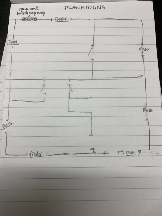 Enkel handritad planritning av ett fritidshus med markerad position för en luftvärmepump.