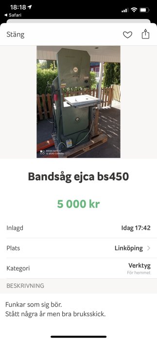 Bandsåg Ejca BS450 i bruksskick står på pall utomhus, med två hastighetsinställningar.