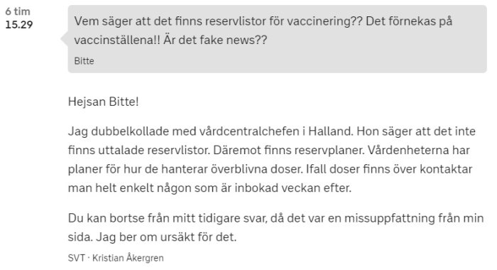 Skärmdump av en diskussionstråd där en användare frågar om reservlistor för vaccination och får ett förtydligande svar från SVT Nyheter.