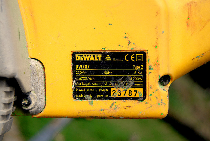 Gul DeWalt DW707-såg med tekniska specifikationer: 230V, 50Hz, 6700/min, 1200W, skärdjup 60mm.