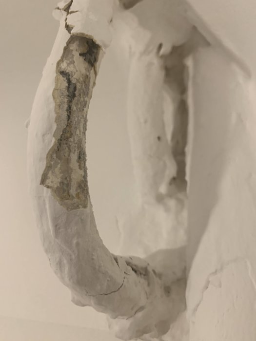 Skadat rör i tak med flagande färg och synlig korrosion vilket tyder på användning av fel typ av färg.