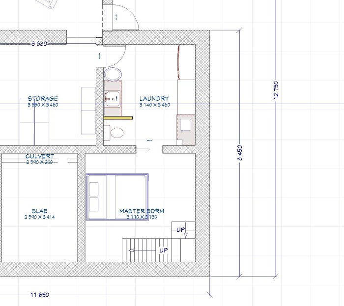 Översiktlig ritning av en hemplanlösning som visar tvättstuga, sovrum, trappa ner till källaren samt förråd och biorum.