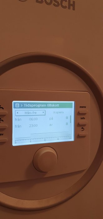 Display av värmepump med tidsschema inställningar för veckodagar och tider når den är på/av.