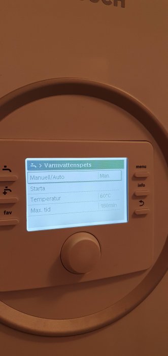 Display av värmepumpsinställningar visar menyalternativ för varmvatten med vald manuell inställning.