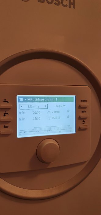 Värmepumpsdisplay med inställningar för tid och värme, visar 'Mitt tidsprogram 1'.